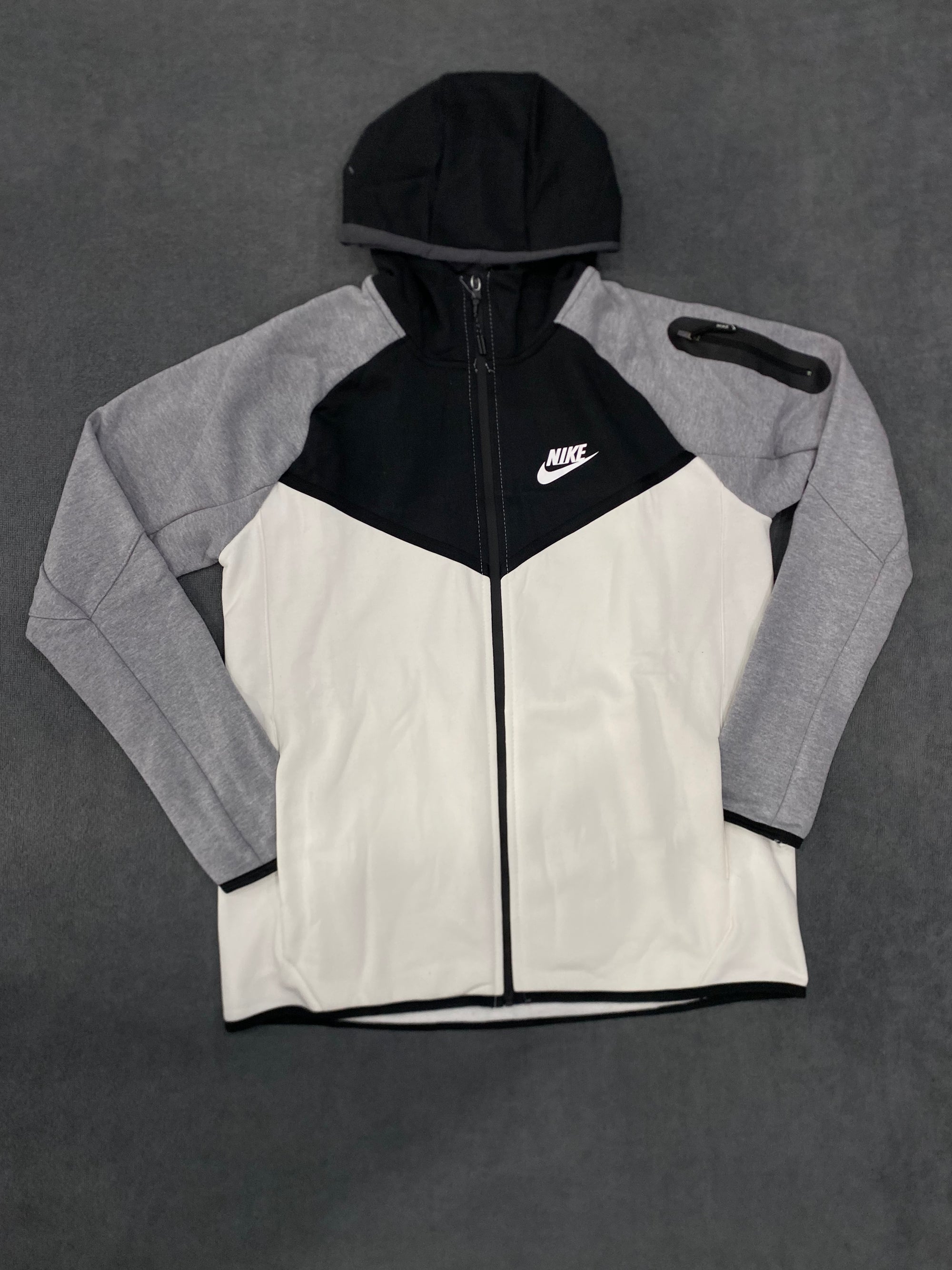 CONJUNTO NK TECH FLECEE - PRETO/BRANCO