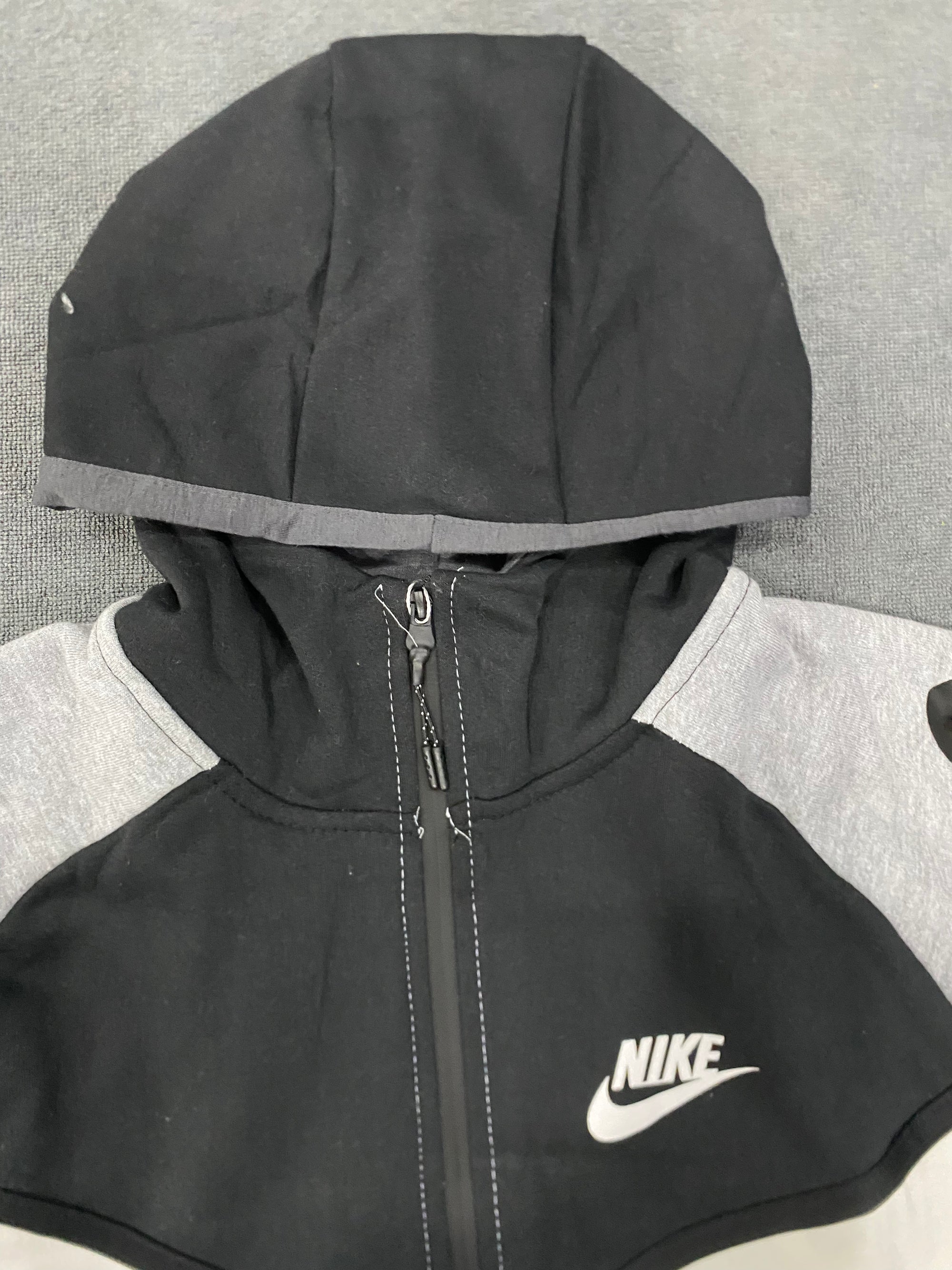 CONJUNTO NK TECH FLECEE - PRETO/BRANCO
