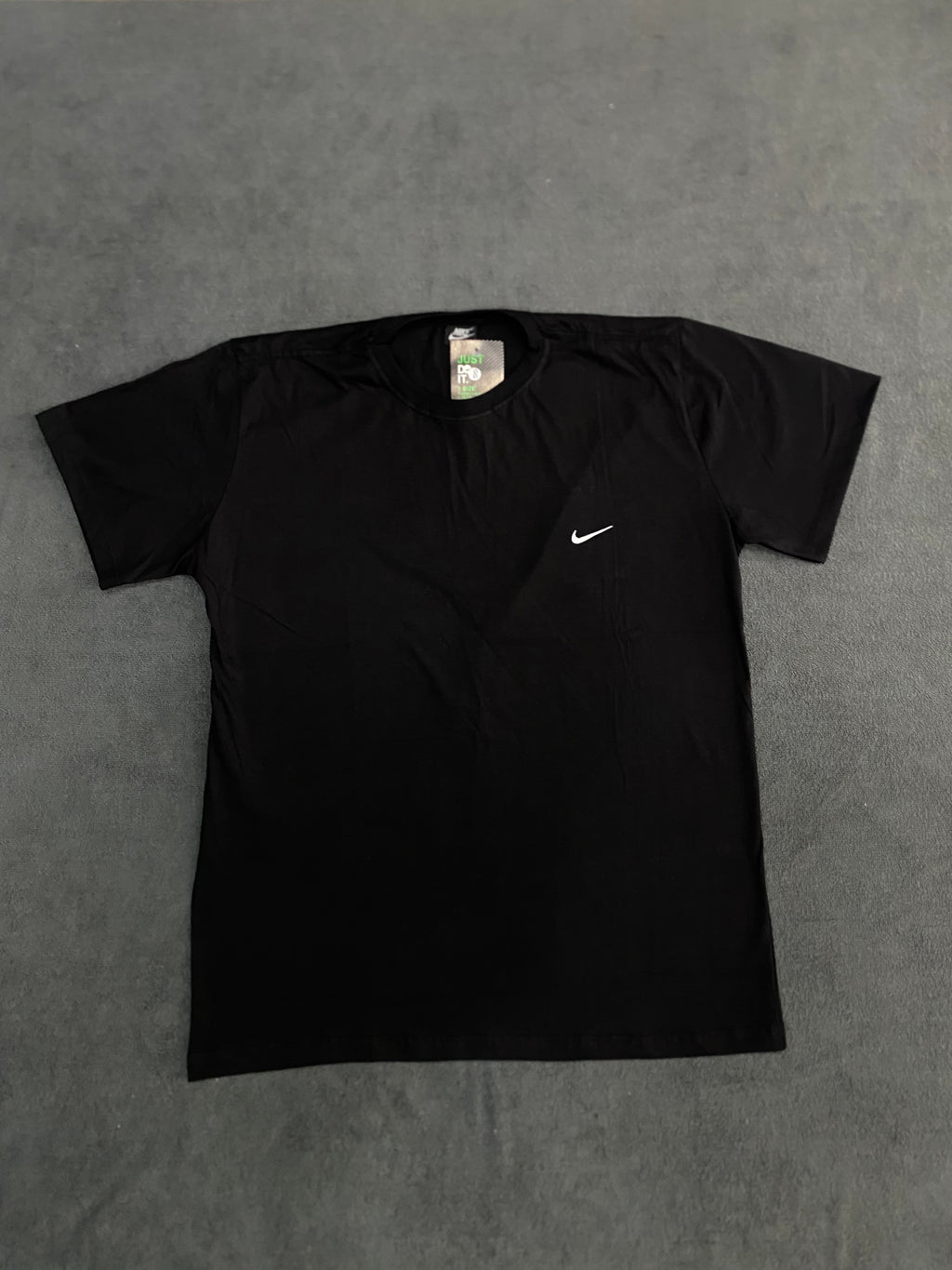 CAMISETA NK BASIC LOGO - PRETA