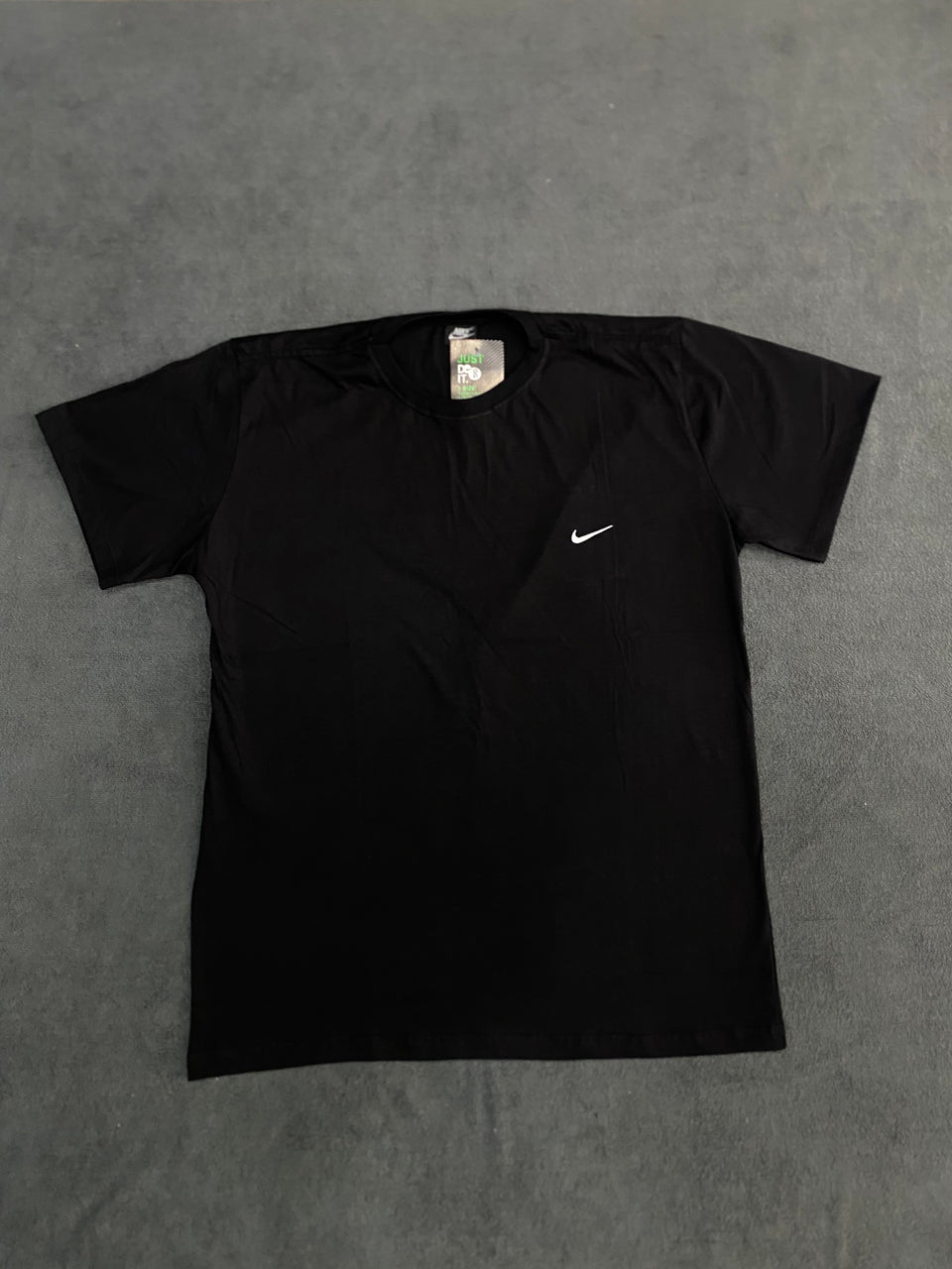 CAMISETA NK BASIC LOGO - PRETA