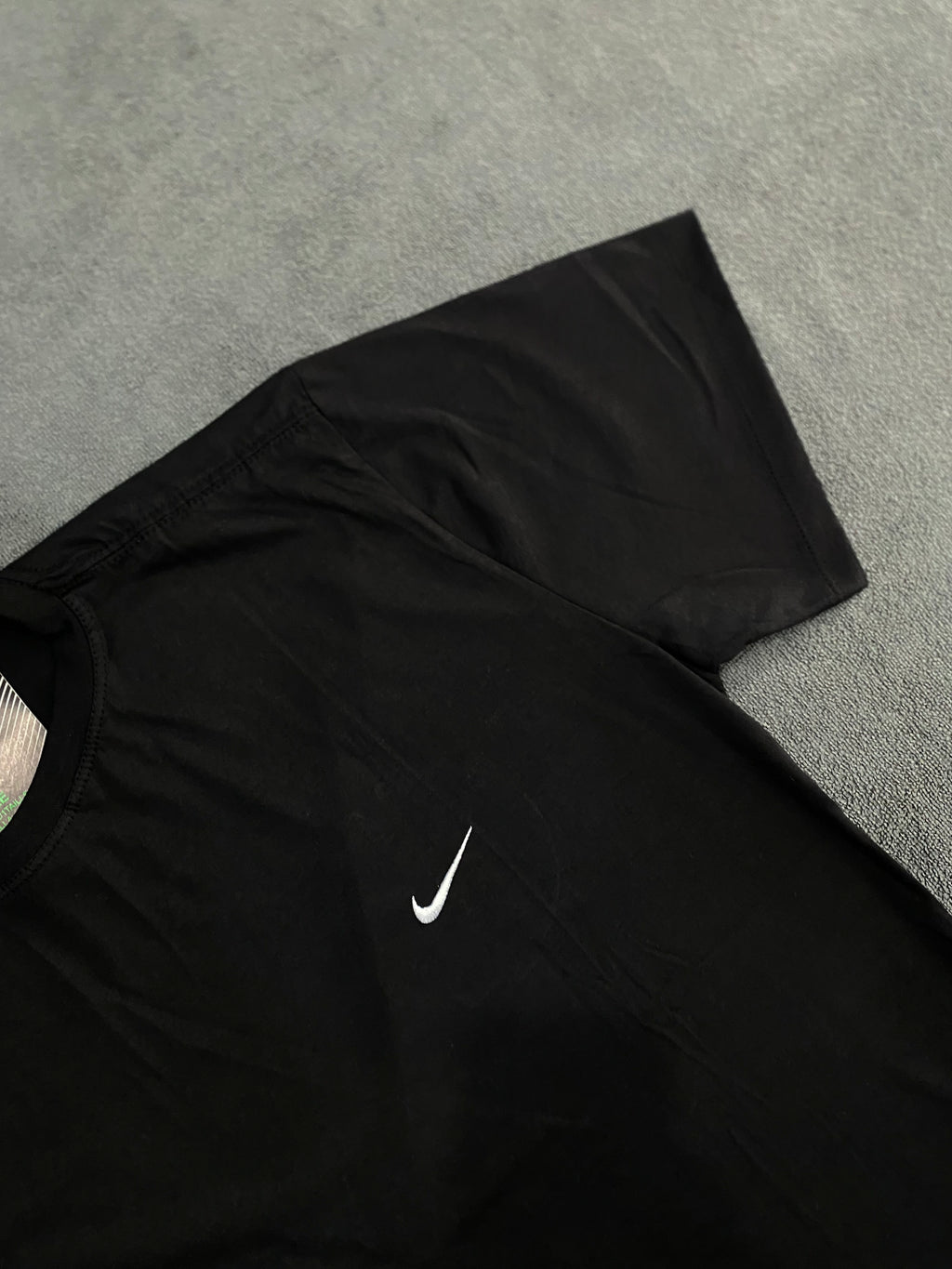 CAMISETA NK BASIC LOGO - PRETA