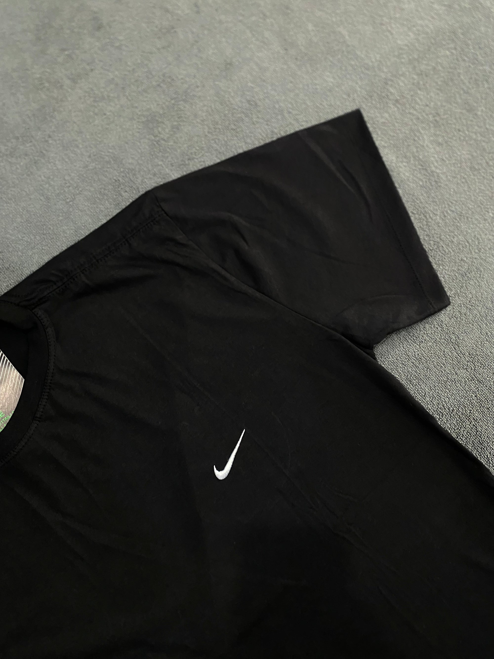 CAMISETA NK BASIC LOGO - PRETA