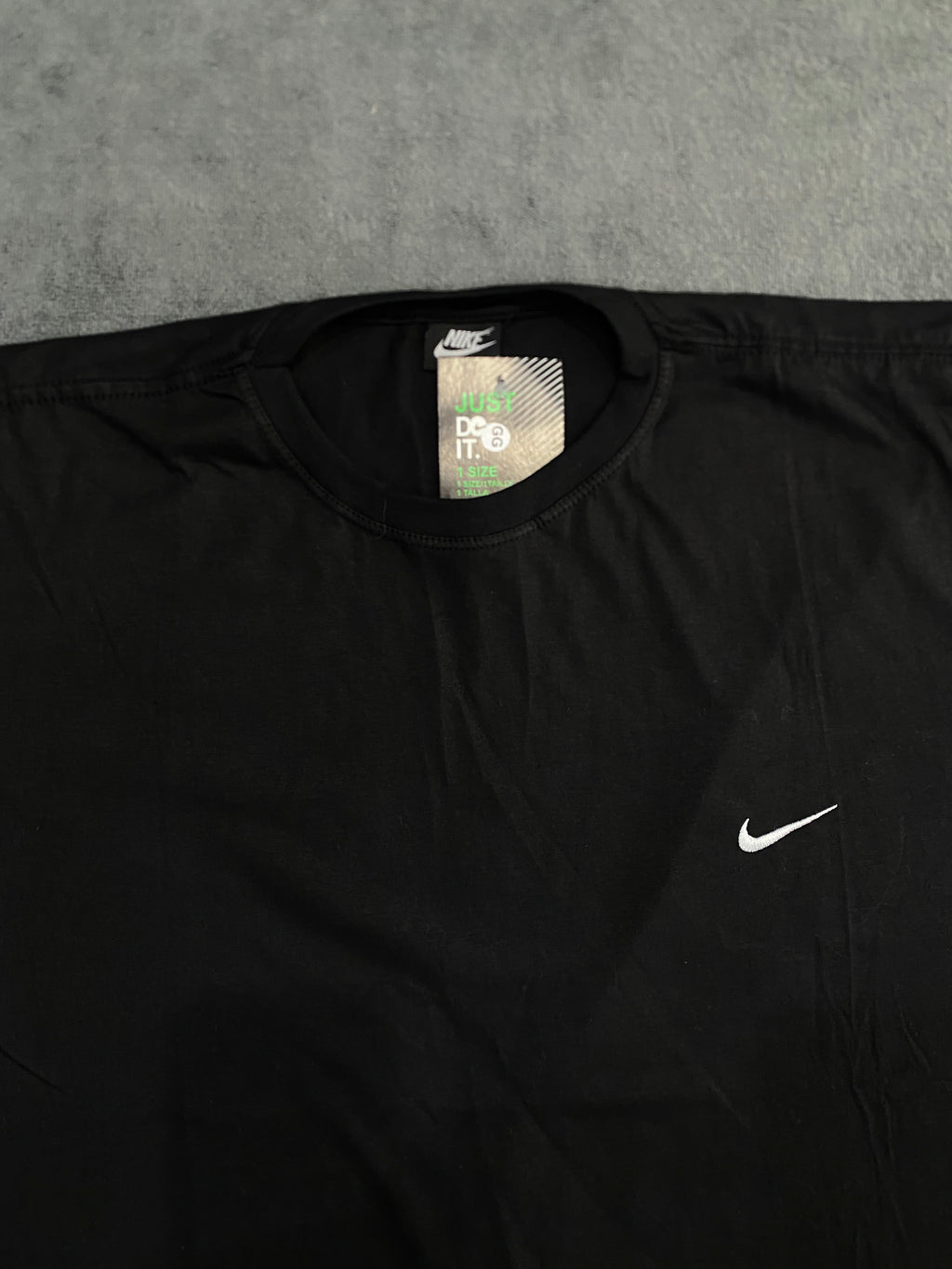 CAMISETA NK BASIC LOGO - PRETA