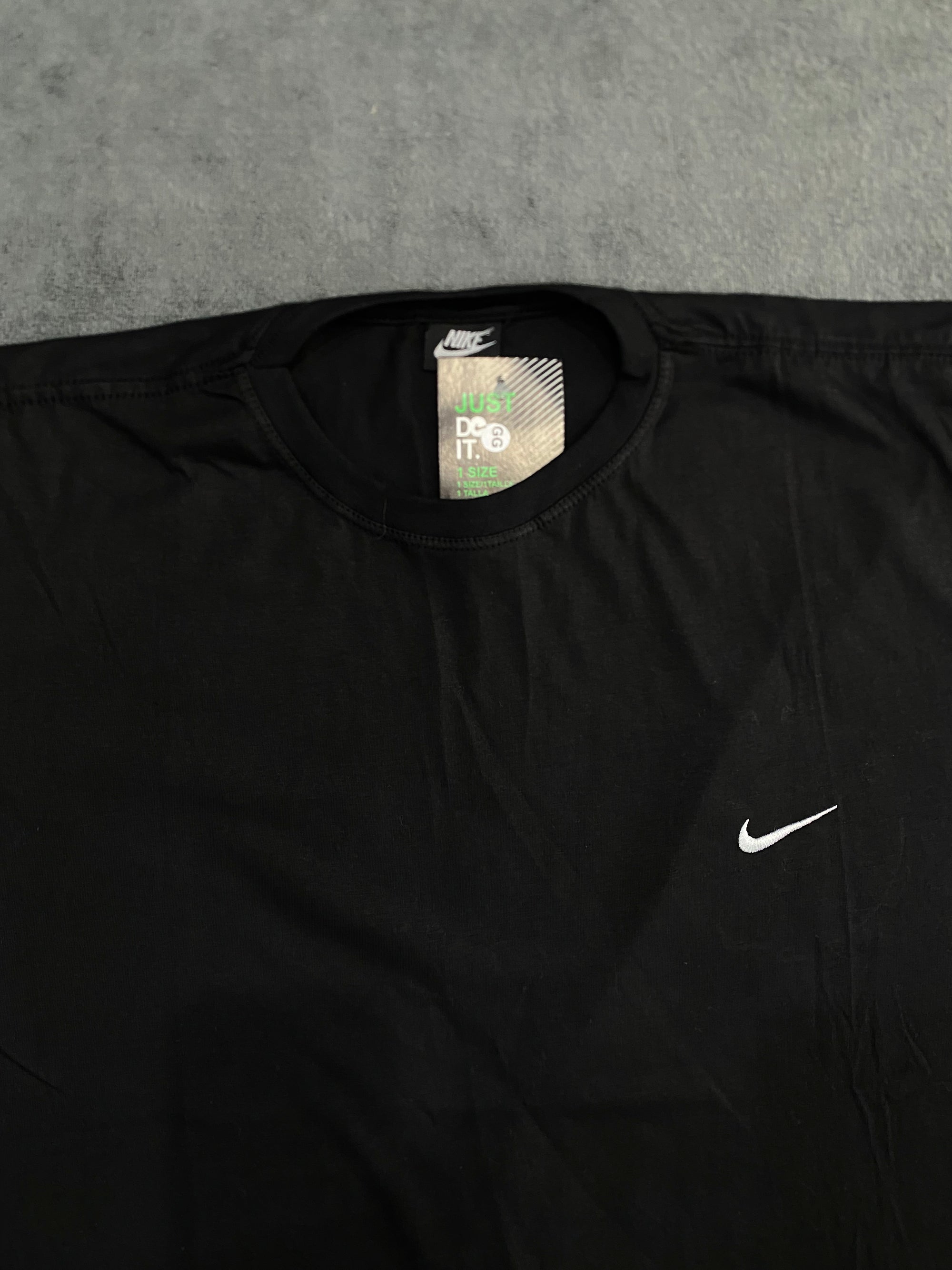 CAMISETA NK BASIC LOGO - PRETA