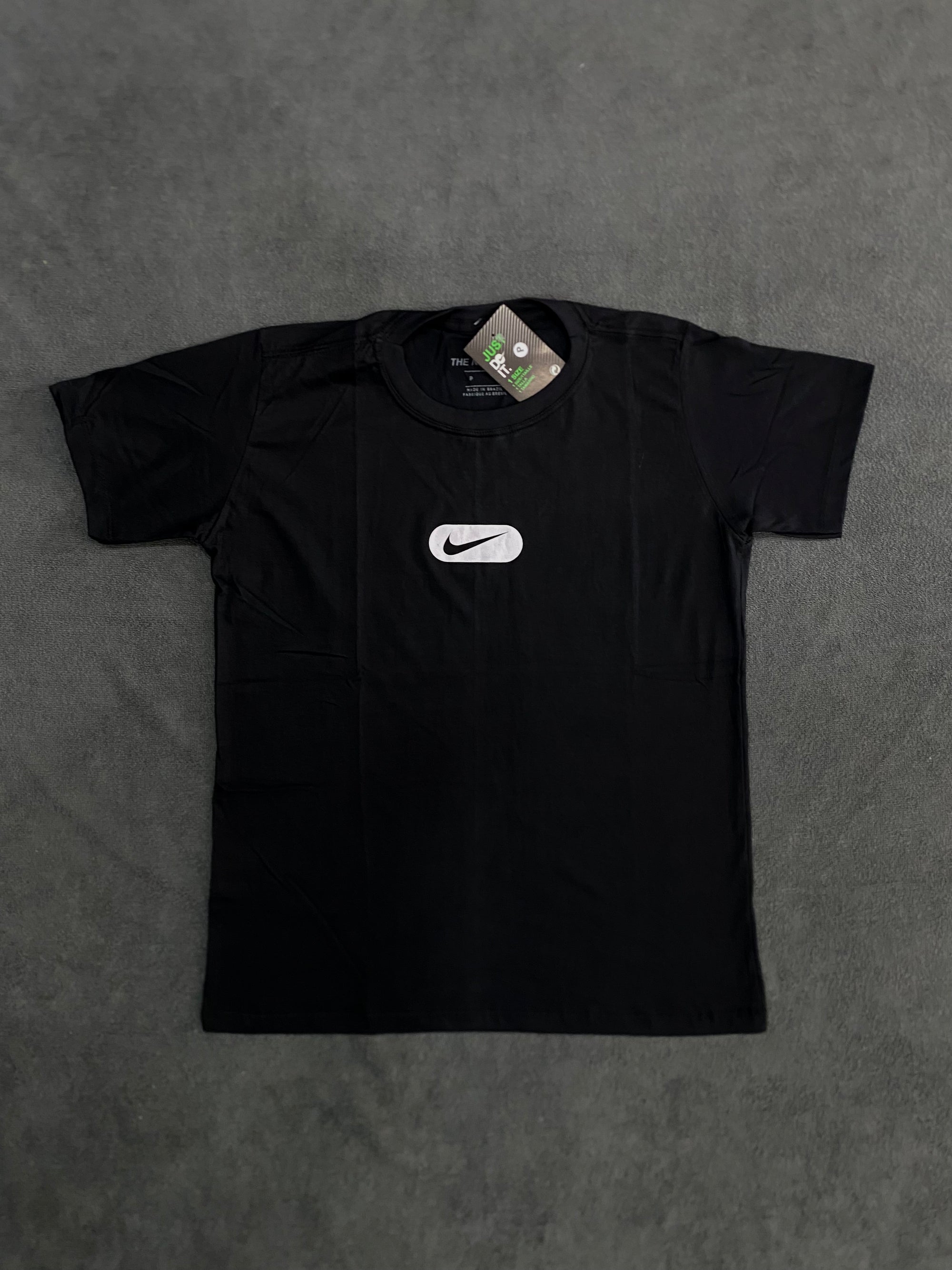 CAMISETA NK LOGO INVERSE - PRETA