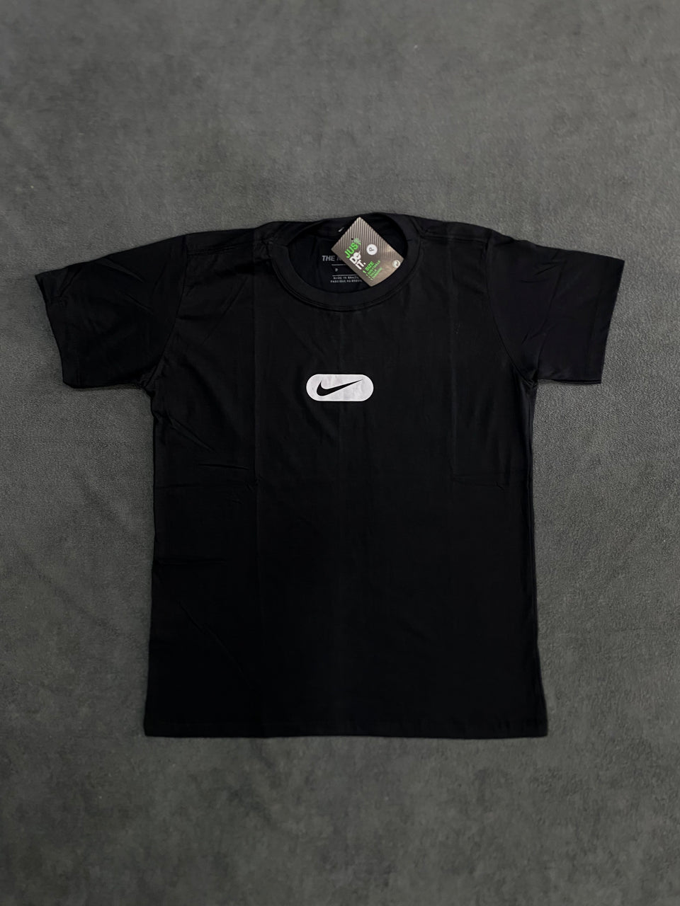 CAMISETA NK LOGO INVERSE - PRETA