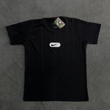 CAMISETA NK LOGO INVERSE - PRETA