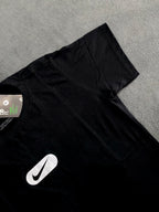 CAMISETA NK LOGO INVERSE - PRETA