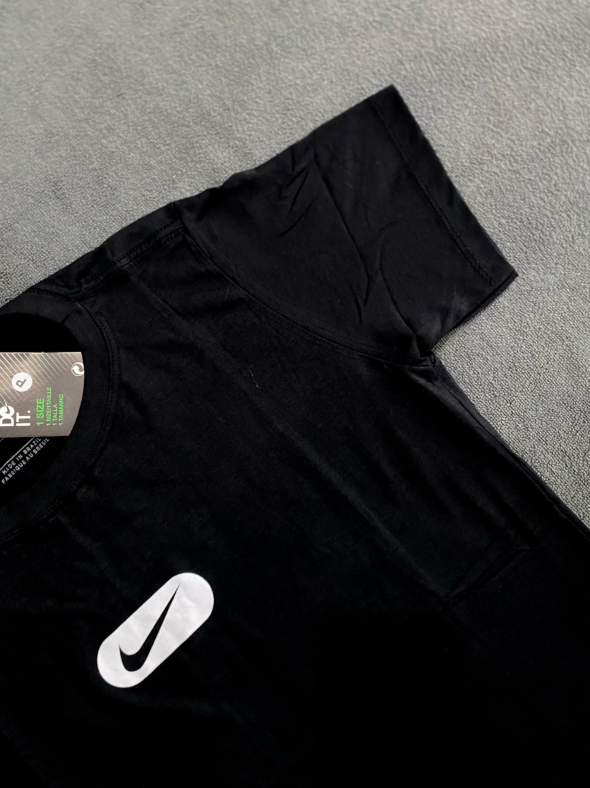 CAMISETA NK LOGO INVERSE - PRETA