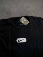 CAMISETA NK LOGO INVERSE - PRETA