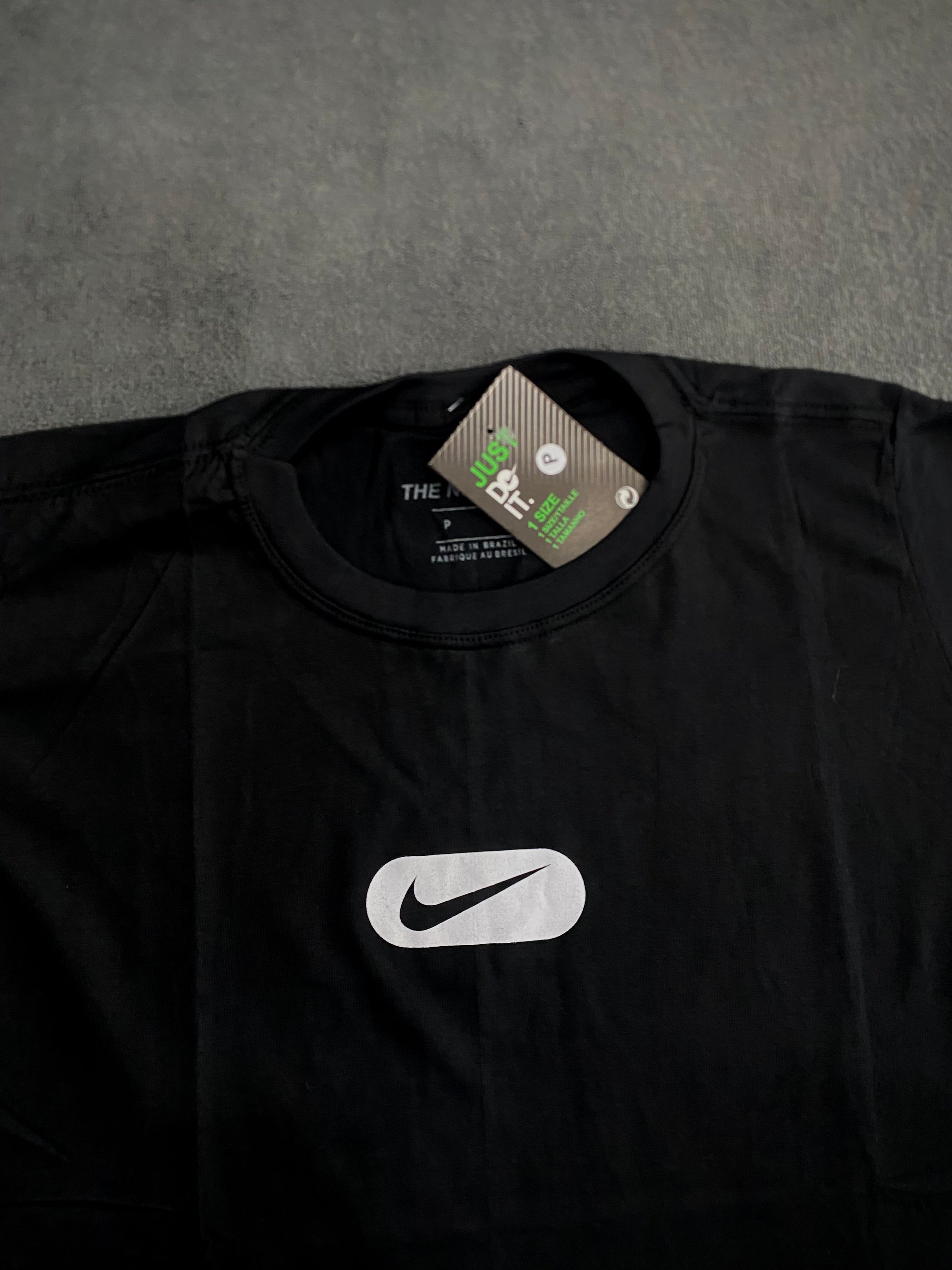 CAMISETA NK LOGO INVERSE - PRETA