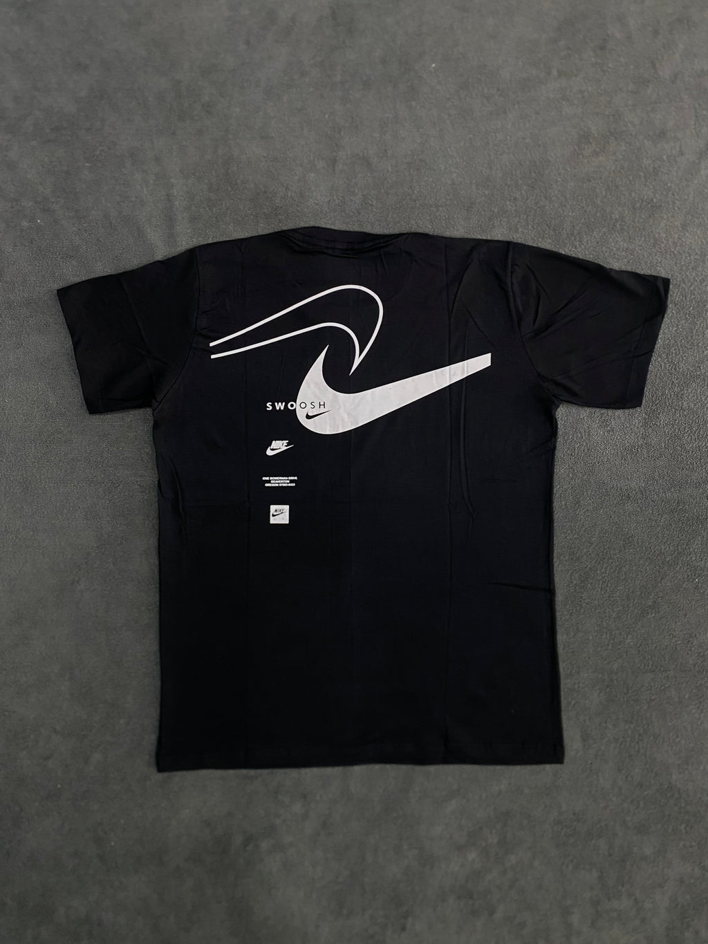 CAMISETA NK LOGO INVERSE - PRETA