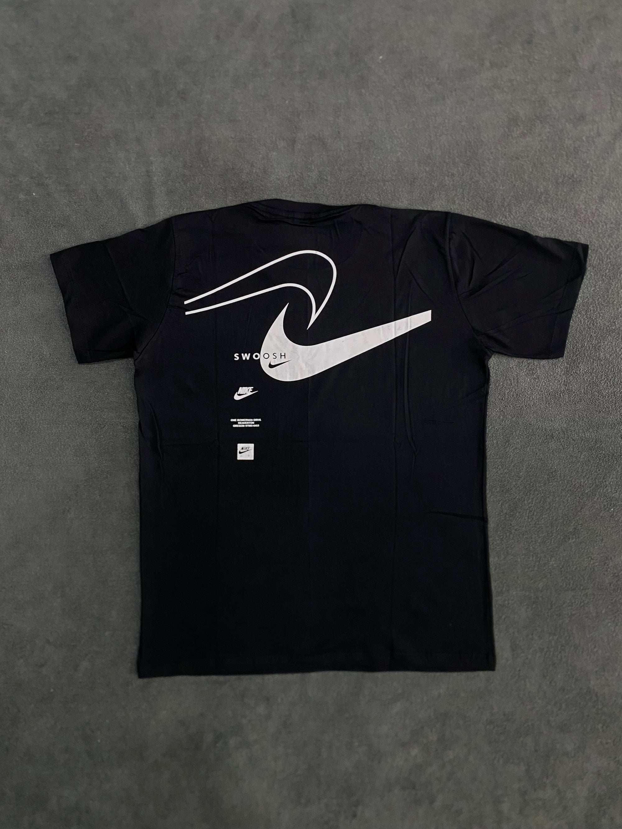 CAMISETA NK LOGO INVERSE - PRETA