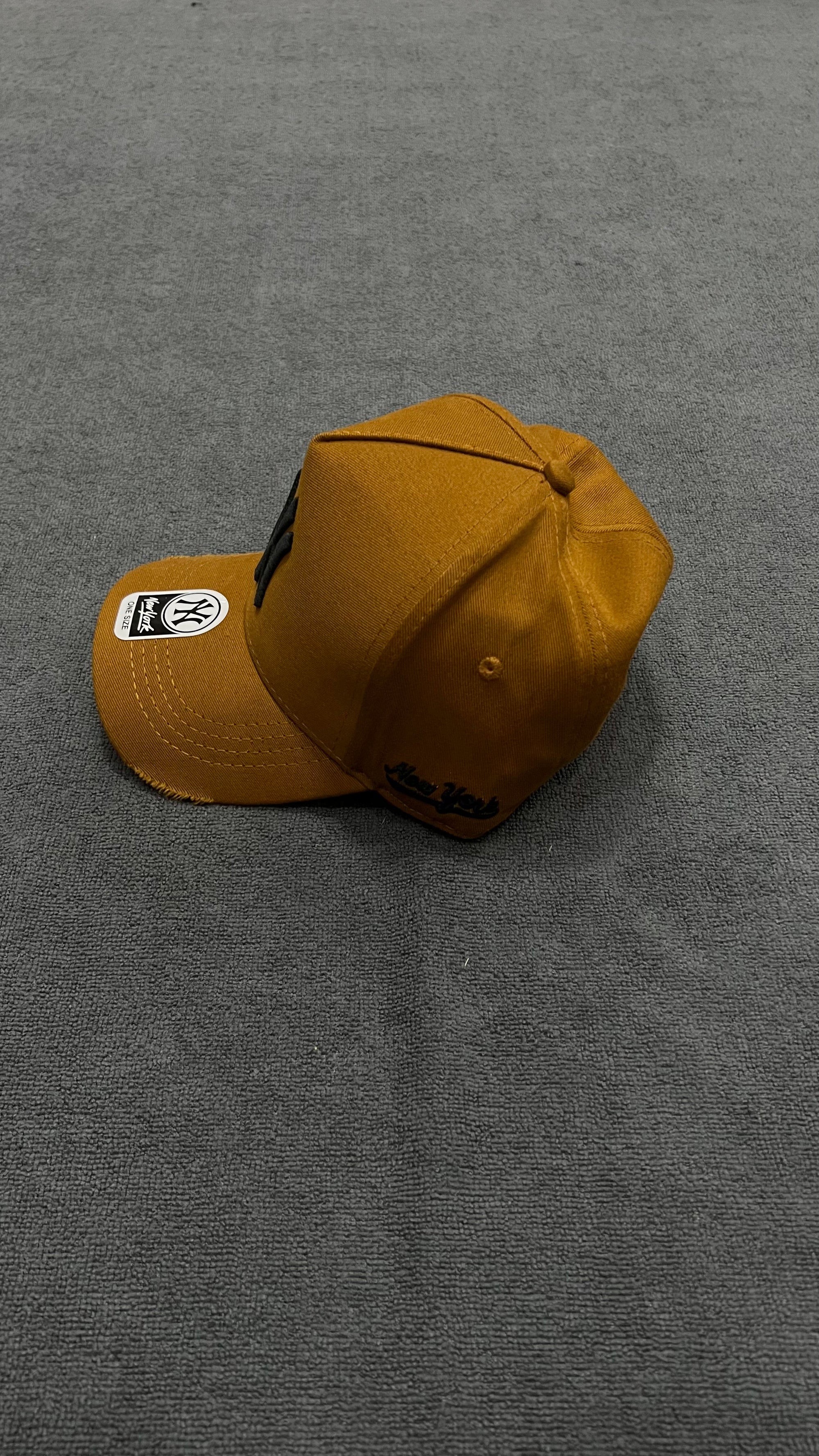 BONÉ NEY ERA - MARROM