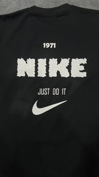 CAMISETA OVERSIZED NK LOGO - PRETA