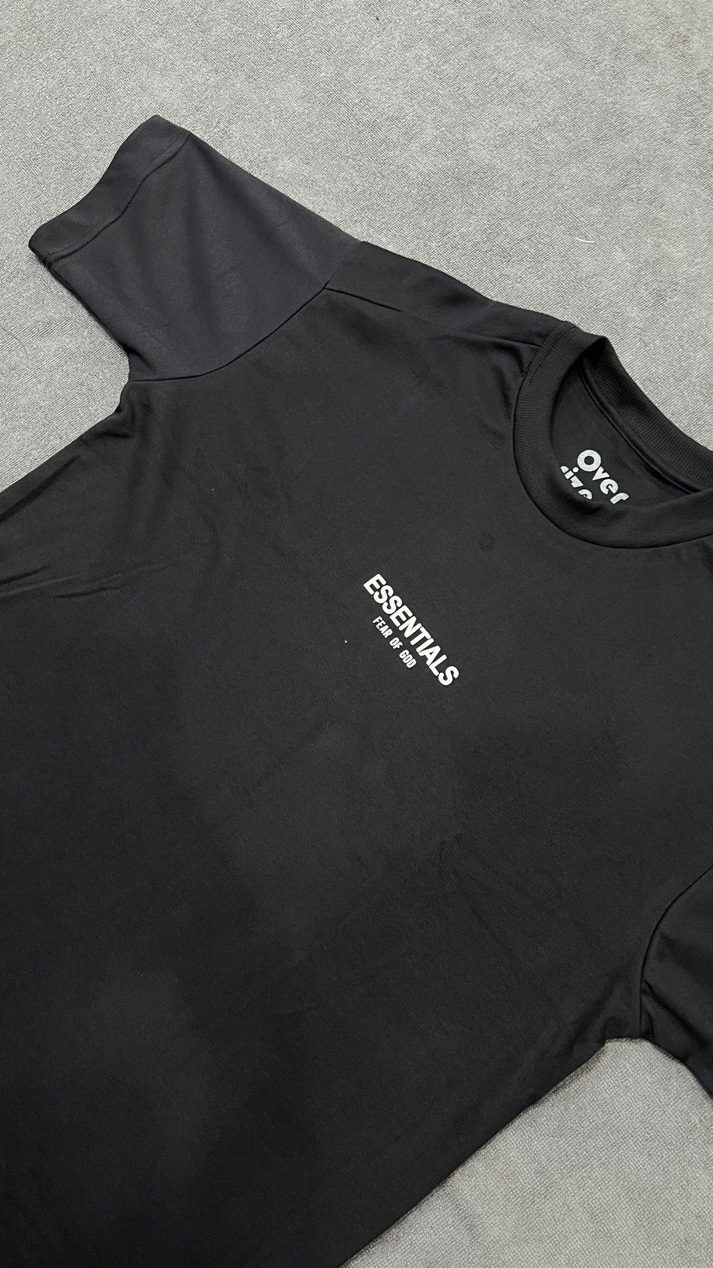 CAMISETA OVERSIZED ESSENTIALS - PRETA