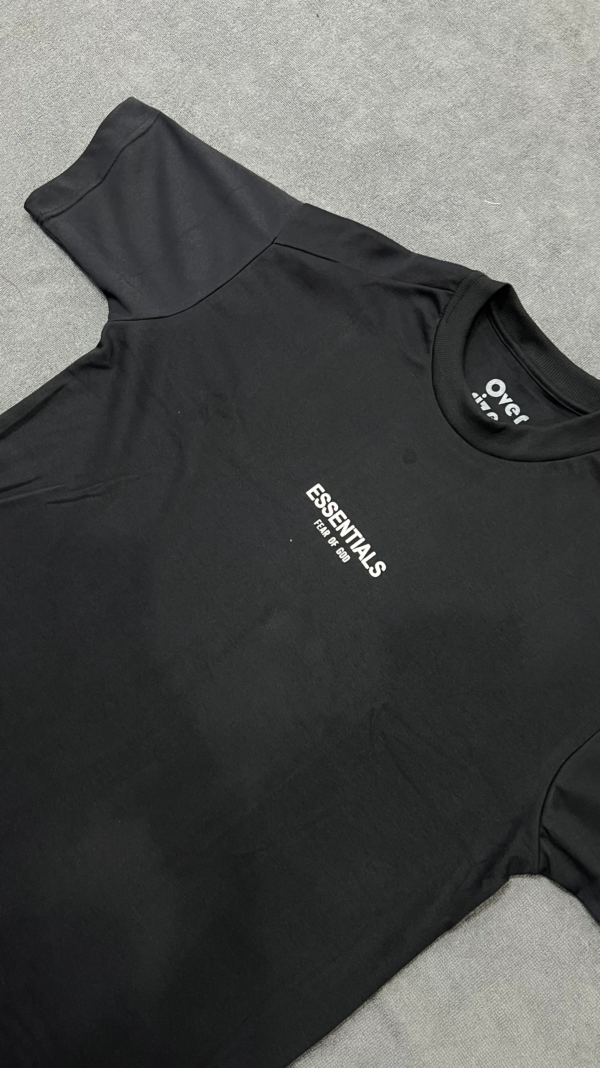 CAMISETA OVERSIZED ESSENTIALS - PRETA