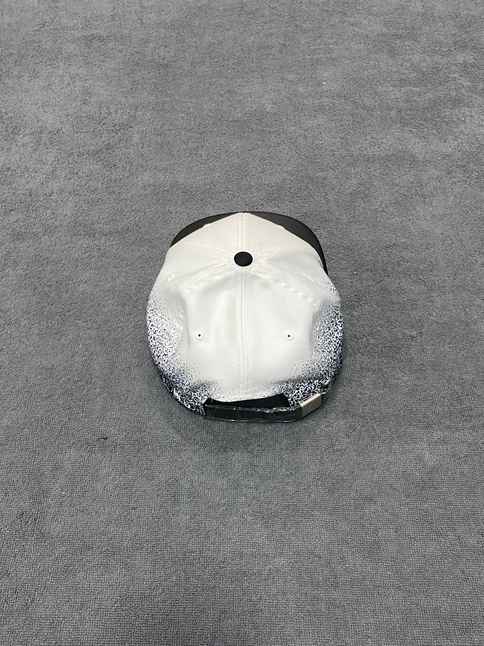 BONÉ MCD ESPADA - BRANCO/PRETO