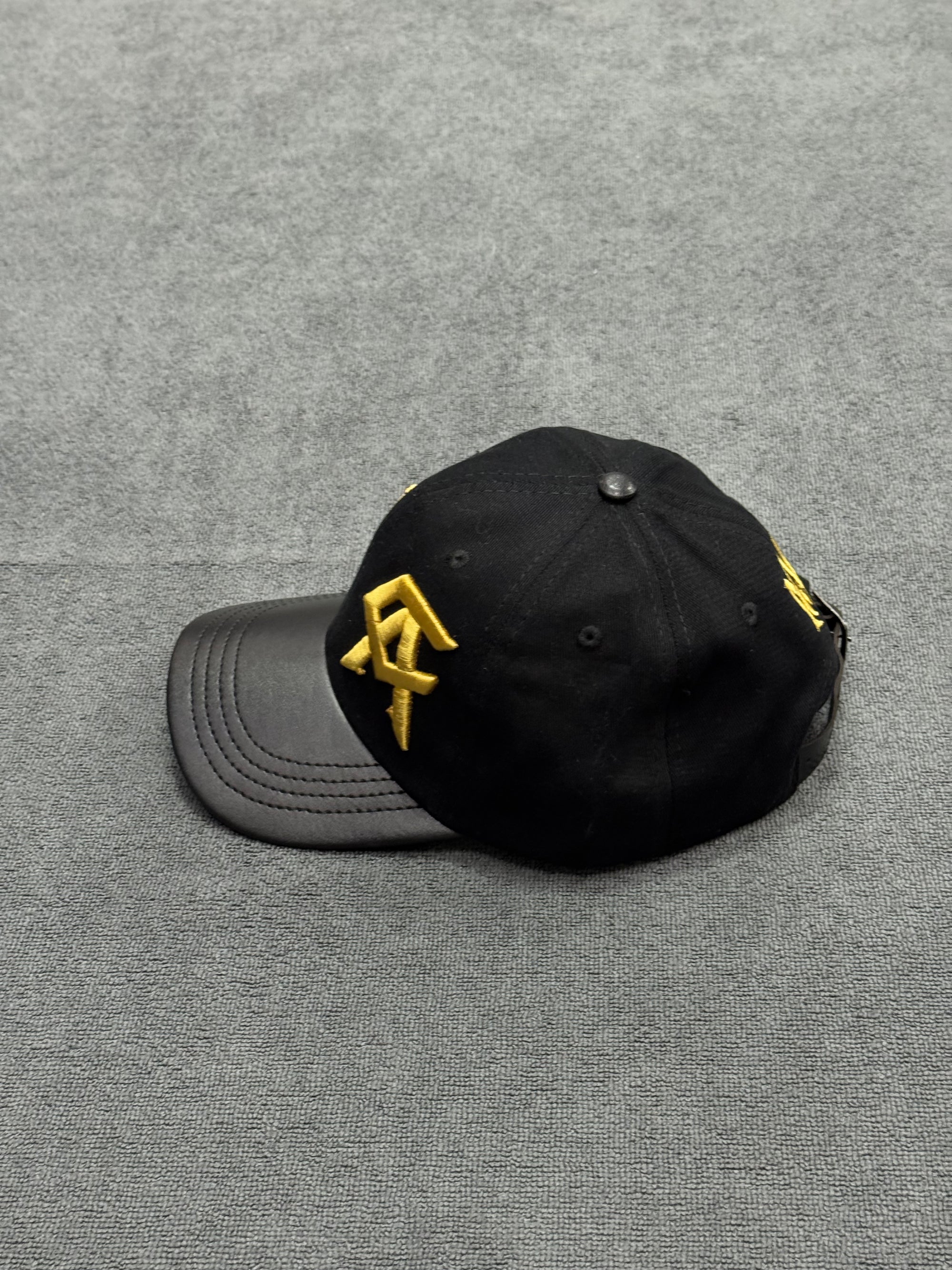 BONÉ AMR - PRETO/AMARELO