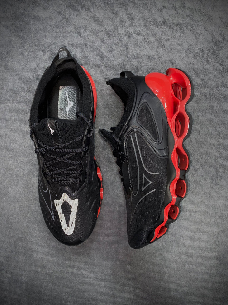 TÊNIS MIZUNO PROPHECY 15 - PRETO/VERMELHO