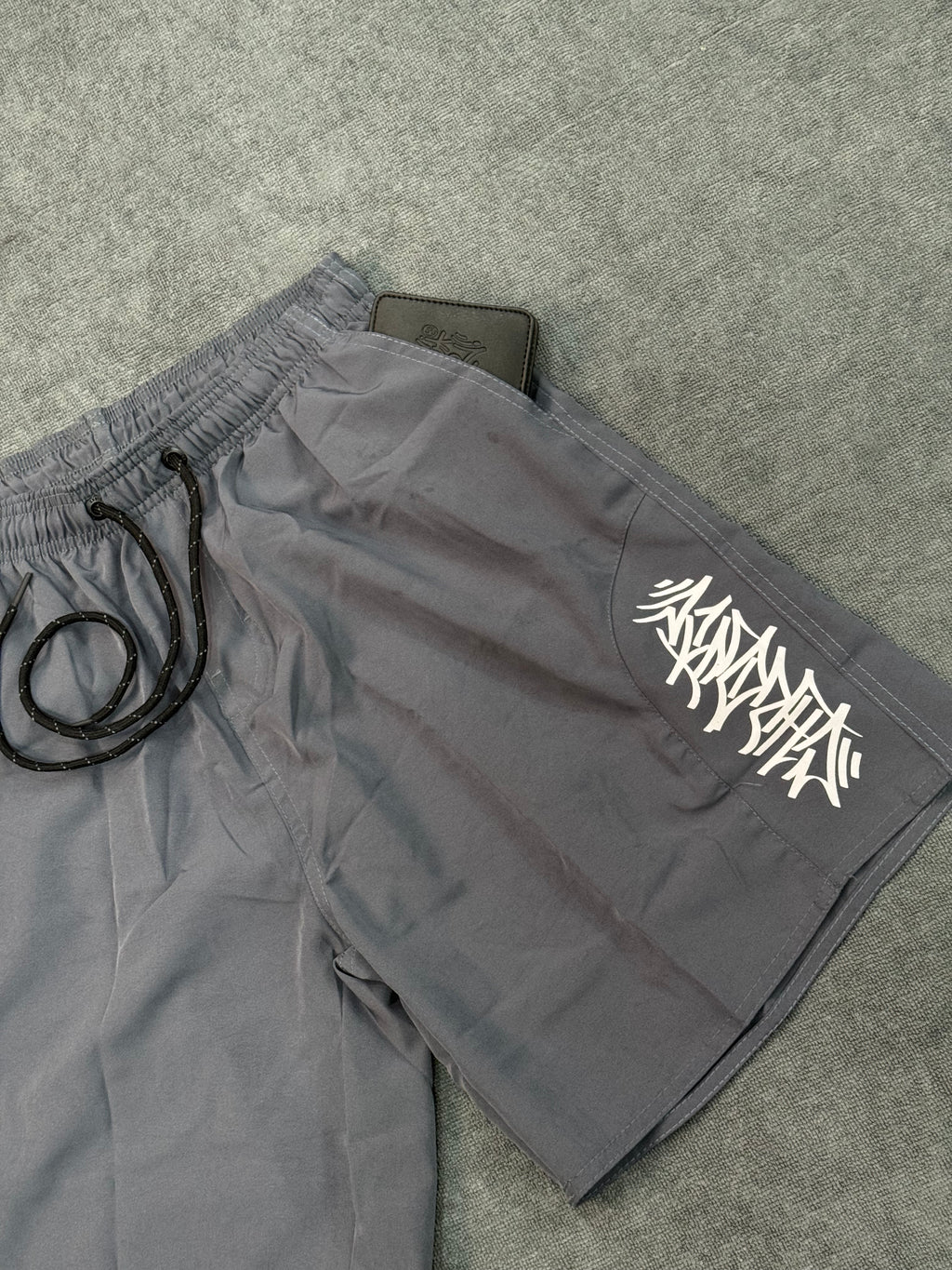 SHORT CHRONIC LOGO - CINZA