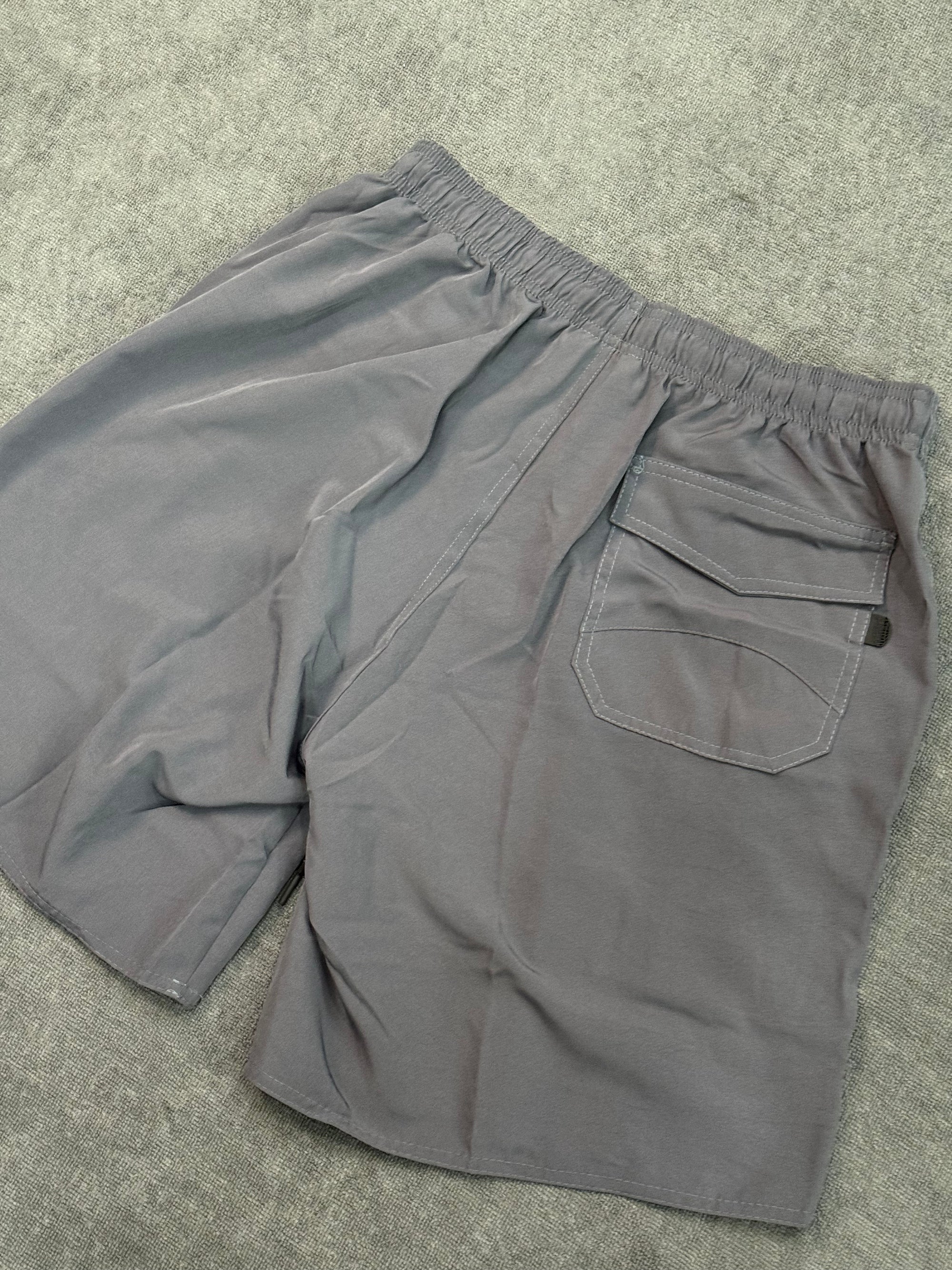 SHORT CHRONIC LOGO - CINZA